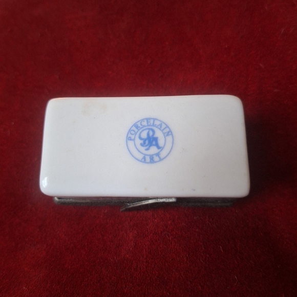 Charming Vintage Hand Painted Porcelain Art Trinket Box - Picture 2 of 8